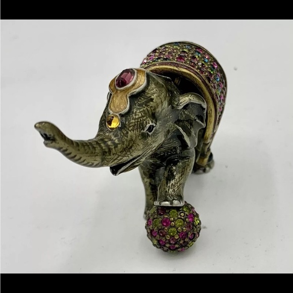 Jay Strongwater Barnum Baby Circus Elephant With Trinket Box.
NEW IN BOX
5035 - Picture 5 of 6